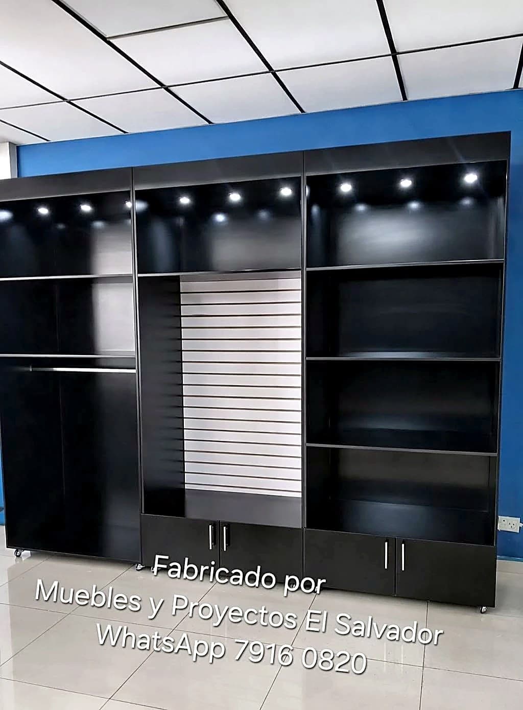 Exhibidor negro con iluminación para boutique