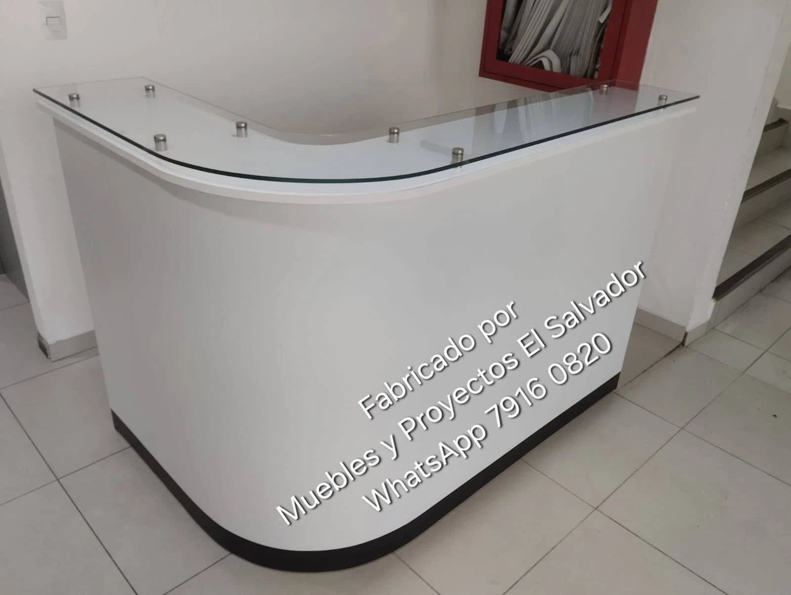 Recepción blanca curva con cubierta de vidrio