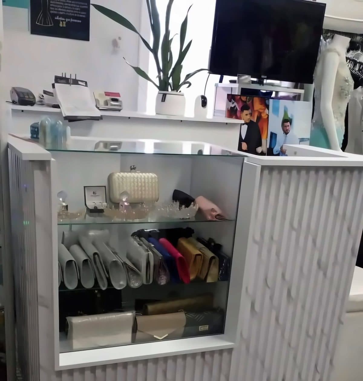 Vitrina con exhibición de carteras